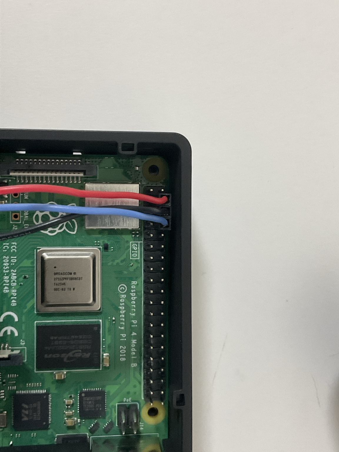 ケースに入れた Raspberry Pi の配線部分拡大